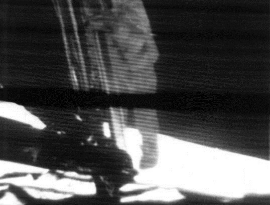 1969 год. На этой фотографии NASA видно, как Нил Армстронг с
