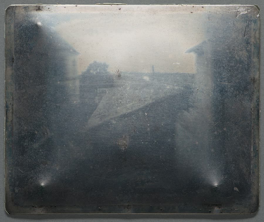 Старейшая сохранившаяся фотография снята из окна