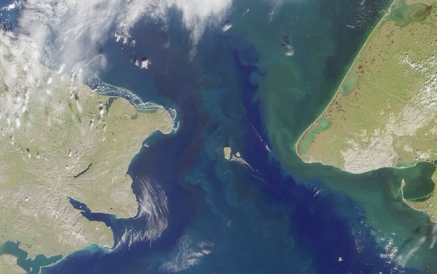 Два острова разделены не только морем, но и вчерашним днём
